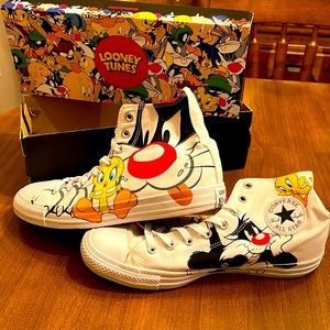 Like New Special Edition Looney Tunes High Top Converse SIZE-9
